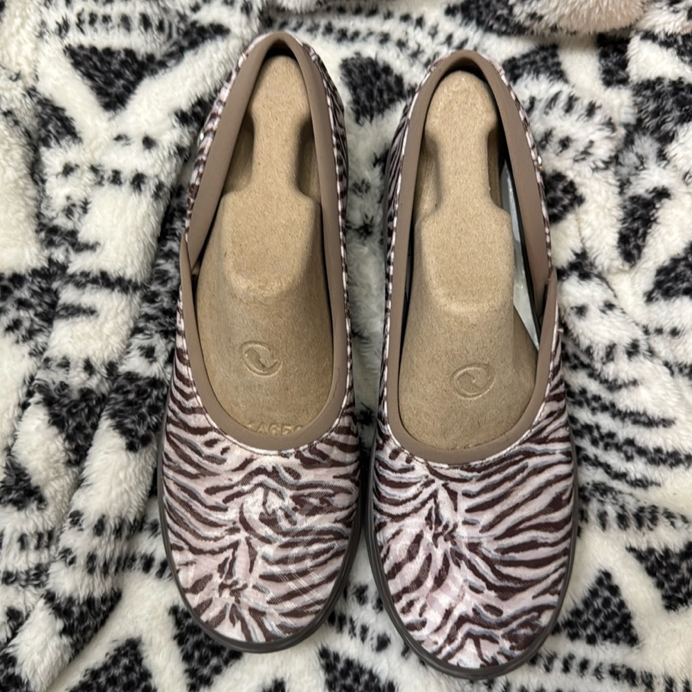 BZees Animal Print Womens Fusion Shoe Size 9.5 Machine Washable